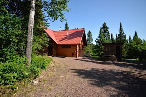 Wolf Track Den, Cozy Grand Marais Log Cabin