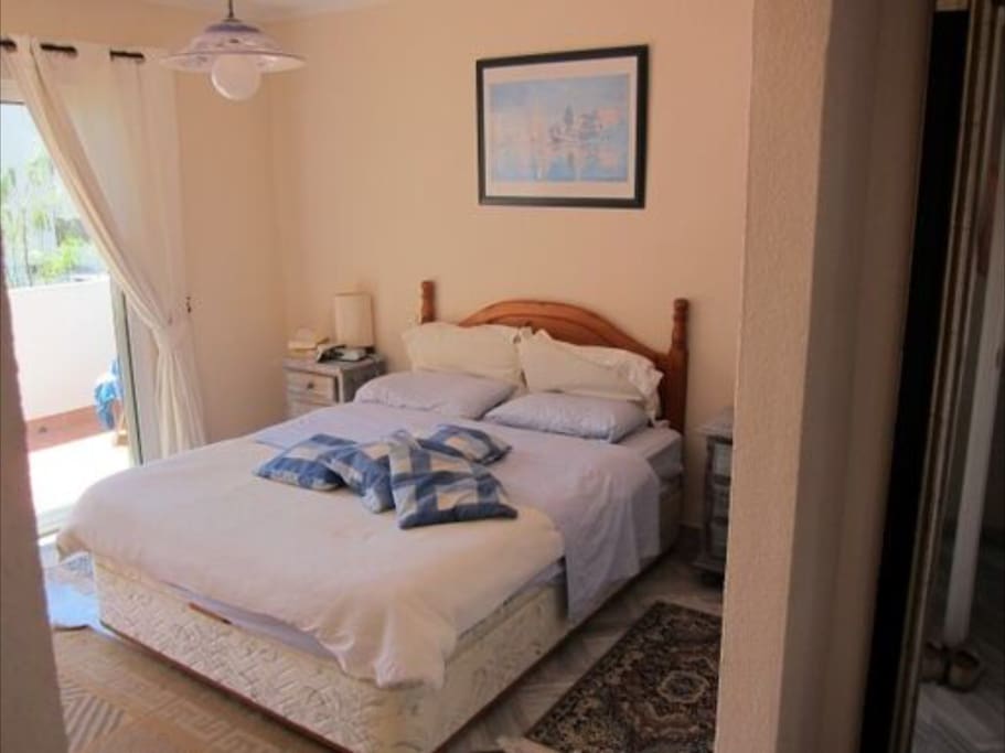 Main bedroom en suite with commanding sea view and small balcony !