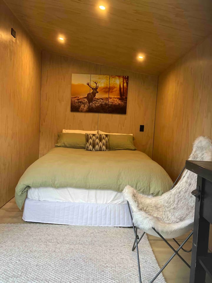 5号卧室（小屋热） -完全隔热，可欣赏壮丽的山景，配有豪华标准双人床、暖气、带调光器的LED灯、传感器灯、咖啡机、迷你烤箱、自助餐和户外环境。