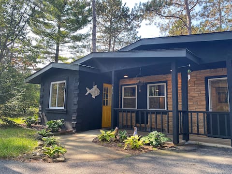 Secret Cottage - 8min to Downtown Dells, Fire pit