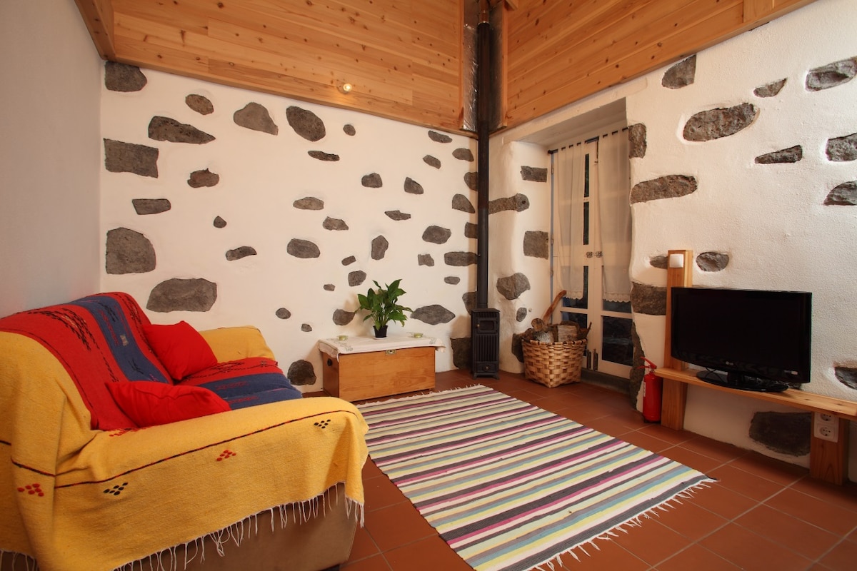 סלון קטן עם קמין עצים מסורתי