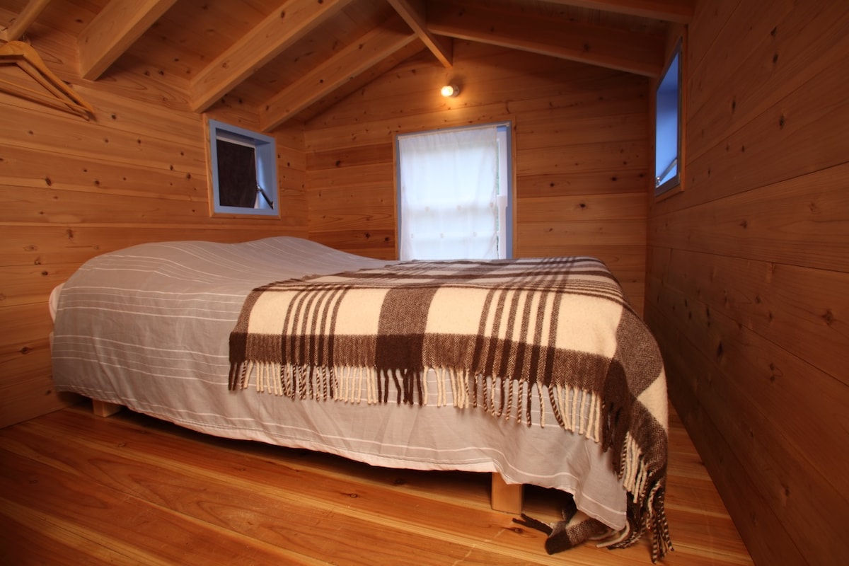 מיטת קווין סייז רומנטית במזנין העליון