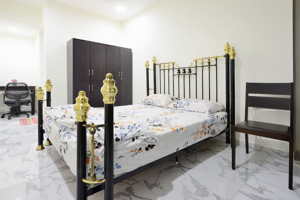 Queen size bed for couple or a family of three <3. Ample walking space in this spacious superb super master bedroom of the house.