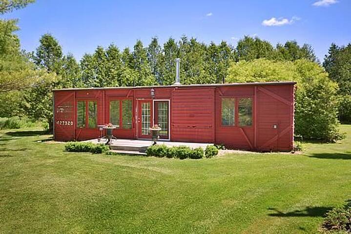 Utopian WOW 2 Bdrm Box Car Cottage! NO SMOKING/PET