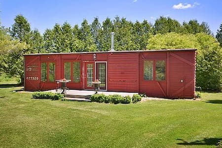 Utopian WOW 2 Bdrm Box Car Cottage! NO SMOKING/PET