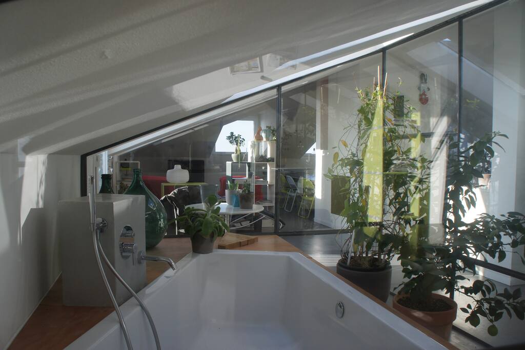 bathtub in the center of loft - vasca da bagno nel centro del loft