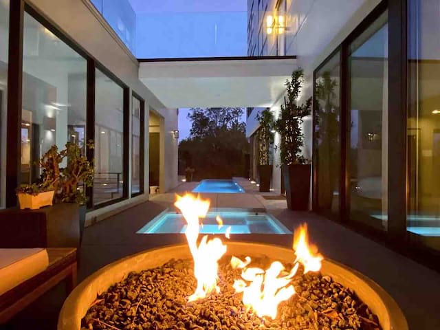 The Hollywood Hills Glass House gallery image 2