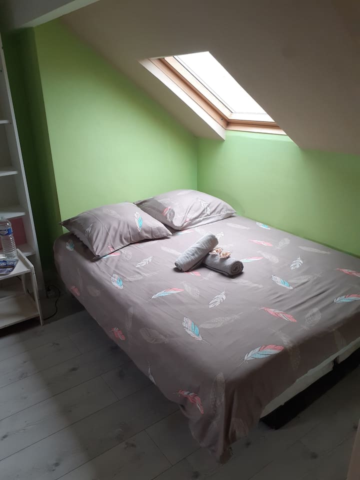 Kati 1: Krevat për 2 persona në zonën e lojës.