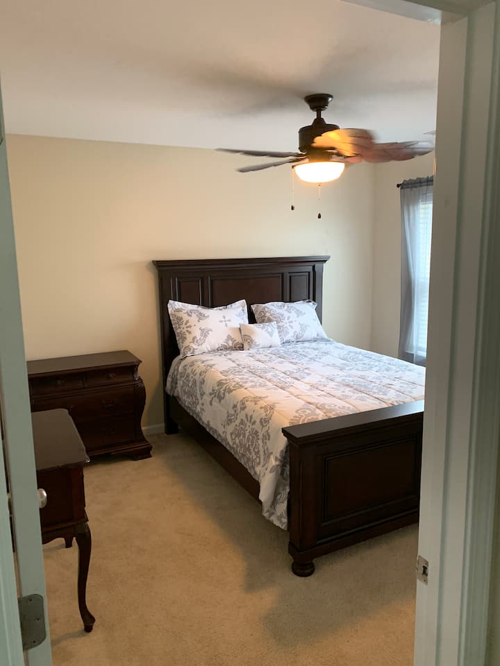 Chambre 1 (La chambre blanche et grise)