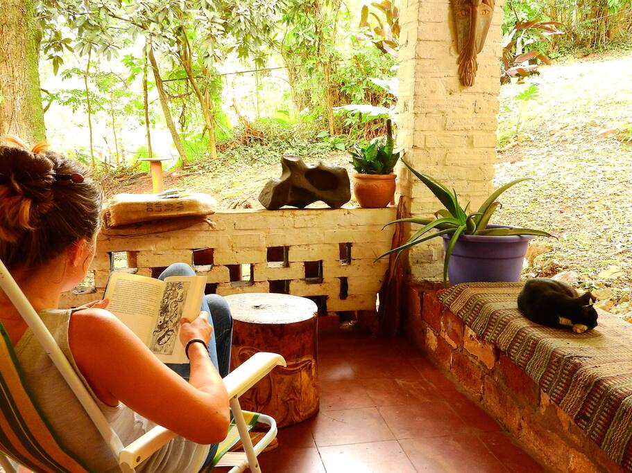 El patio trasero se destaca por estar dividido en terrazas al cual se accede por una galería techada con parrilla, ideal para relajar en tiempos libres.