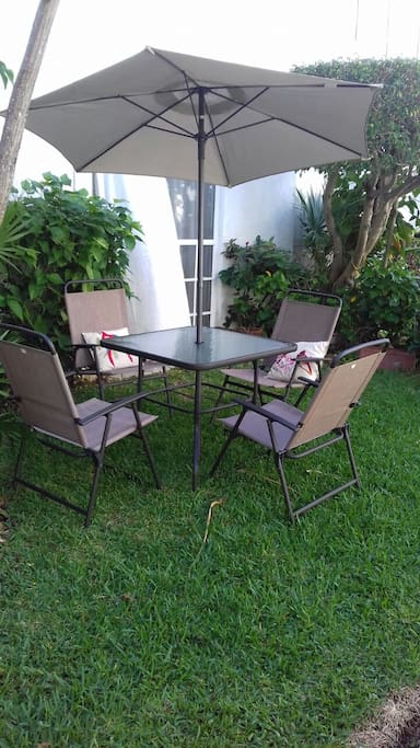 una mesa y sombra para descansar, leer, y/o tomar algo fresco en el hermoso jardín.