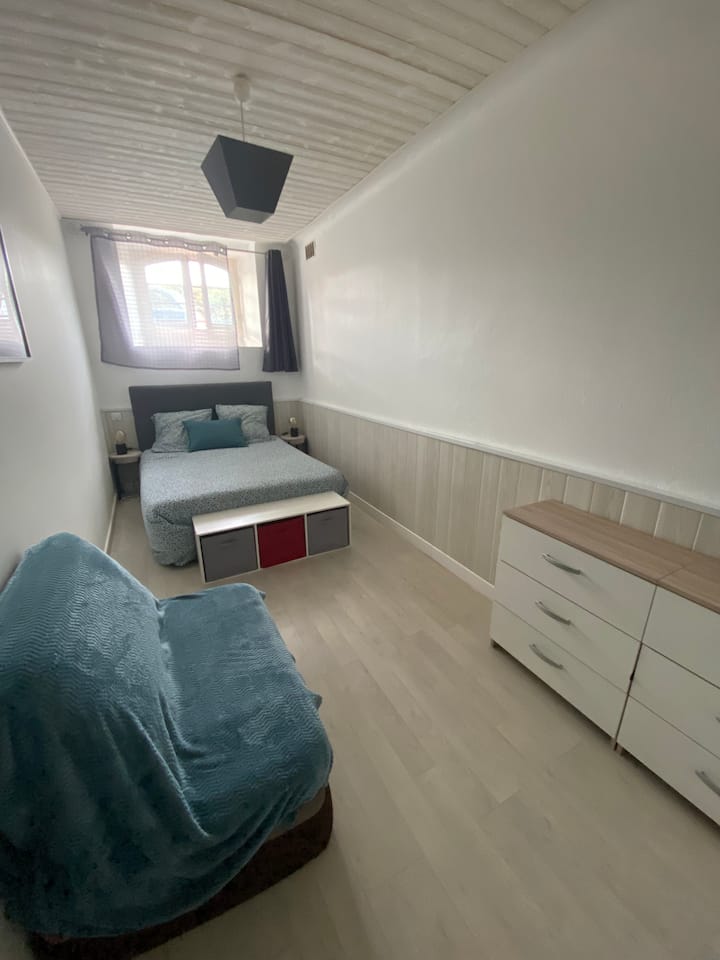 غرفة نوم بسرير مزدوج 