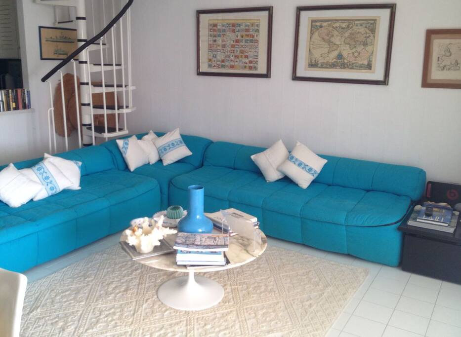 Living con ampio divano