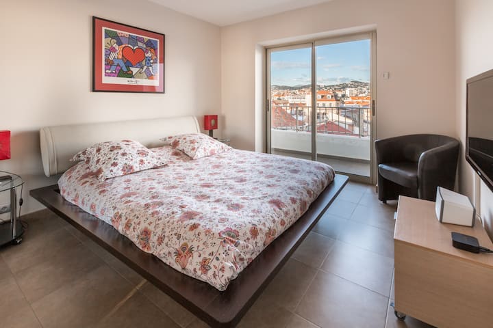 Спална соба 1 со балкон и поглед на планина. Многу тивок, голем плакар.