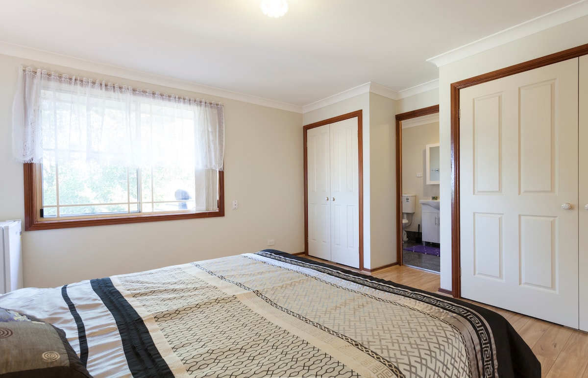 En-suite Rm in Rhodes w/ Air Con close to Olympic