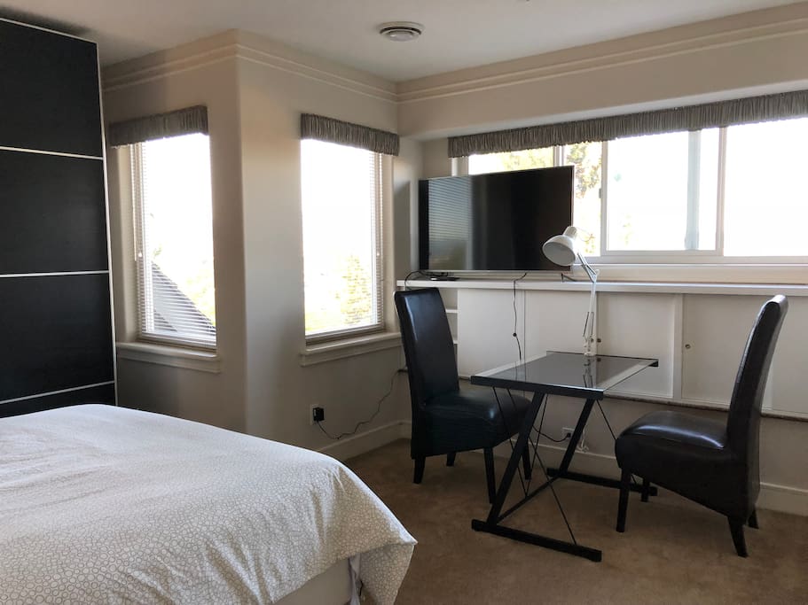 Private room with desk or table