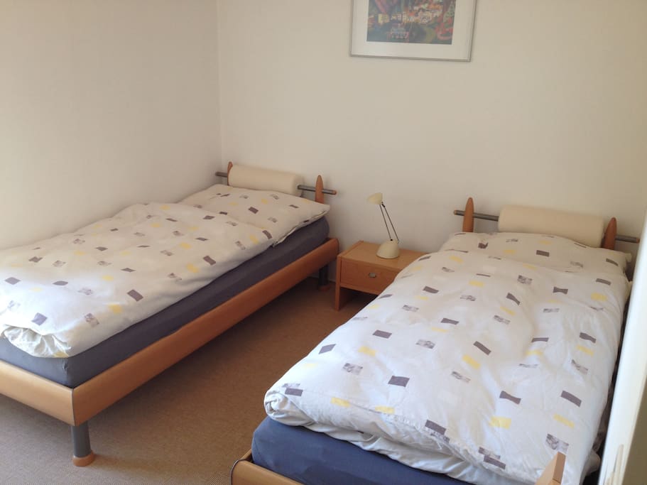 Schlafzimmer mit 2 x 90 cm Betten