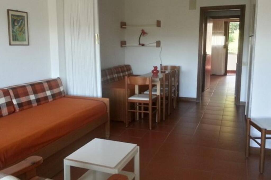 Soggiorno con divano trasformabile in due letti