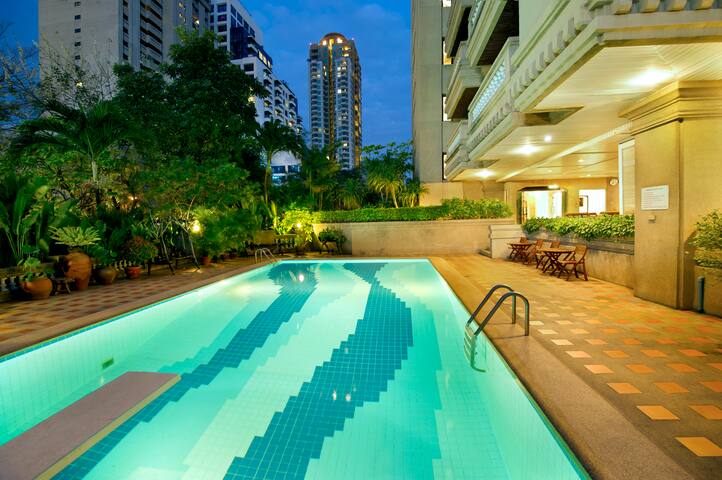 Luxury 3 Bedrooms Suite @BTS Phrompong gallery image 3