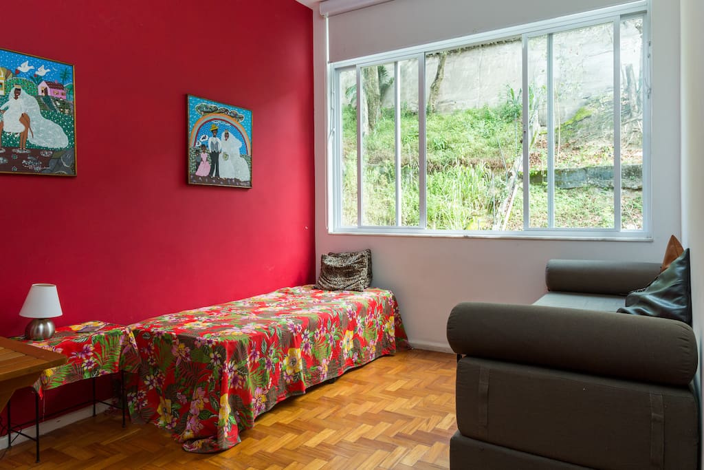 Quarto com duas camas de solteiros