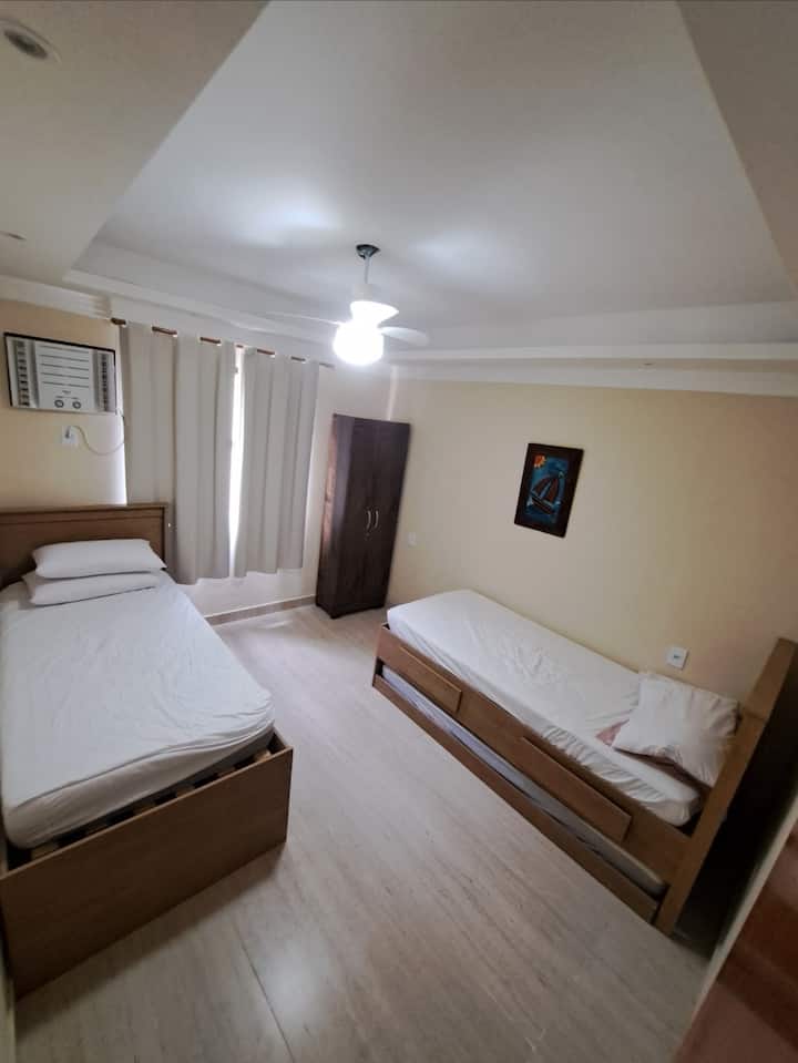 Soba u prizemlju. 
Jedina osoba koja nije u apartmanu. 
Kupaonica je pored sobe.