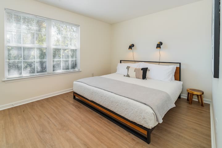 غرفة النوم الثانية بسرير كبير ، والتي تتضمن ملاءات ووسائد مريحة لضيوفنا.