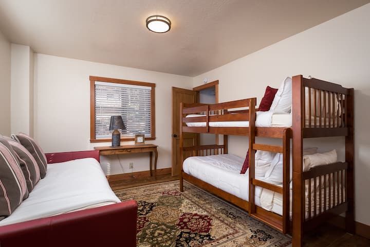 客房# 2双人双层床和带脚轮的超大单人沙发床。  这间卧室通过全套Jack & Jill卫生间与2号主卧相连。  所有床上用品、毯子、羽绒被和羽绒被均为酒店品质，床垫均为Casper风格，全新。  