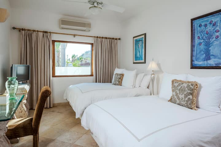Bedroom 4, 2 Queen Beds