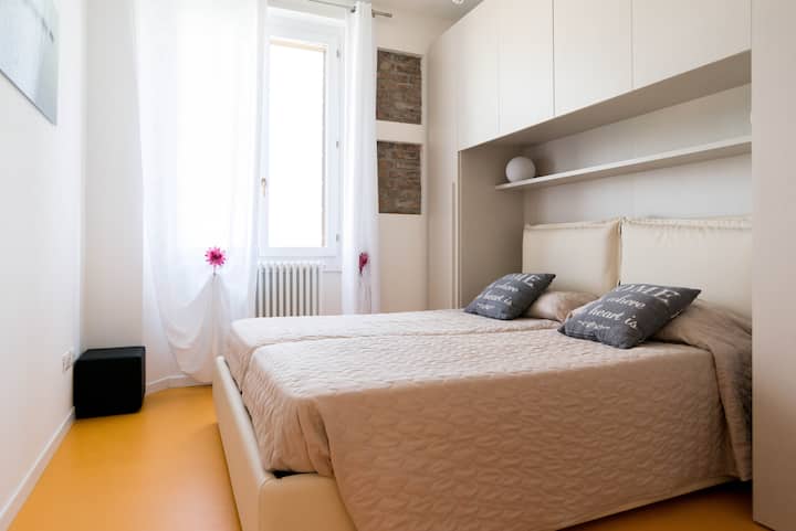 EN: Dhomë gjumi e dytë e rehatshme, ideale për miqtë ose familjet.
EN: Dhomë gjumi e dytë e rehatshme, ideale për miqtë ose familjet.