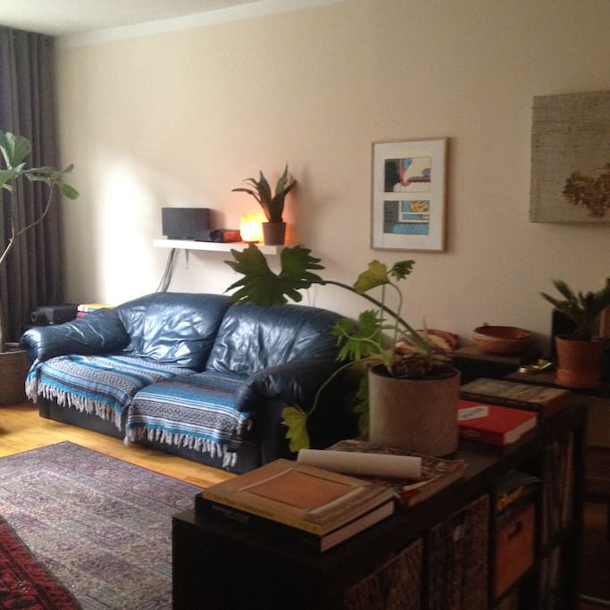 Living room with tons of space, record player and projector!