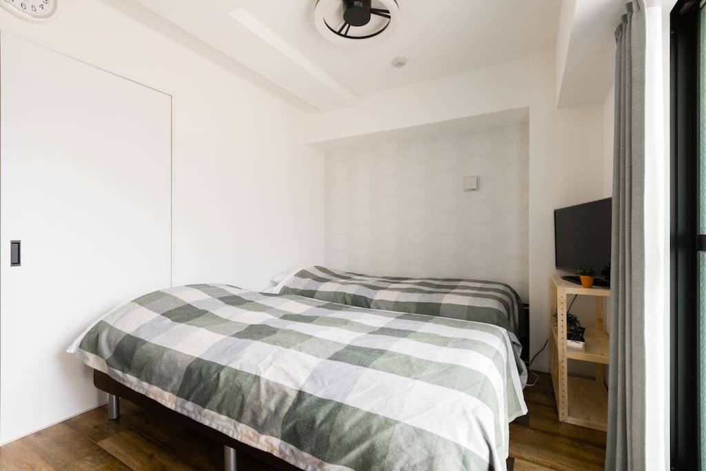 semi-double bed