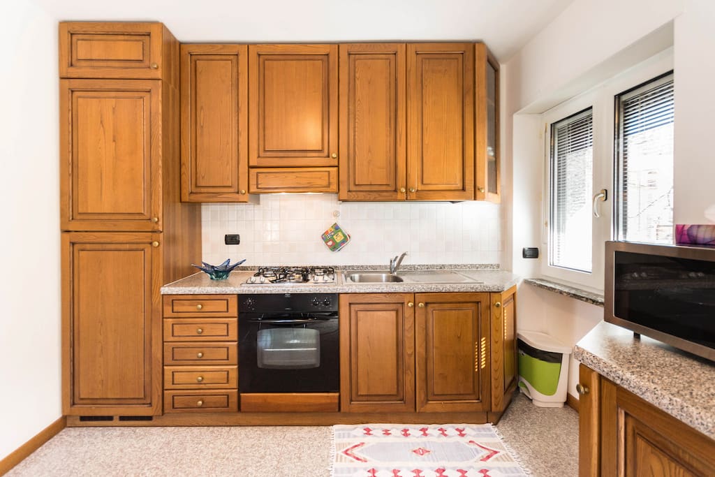Cucina dotata di stoviglie, con forno, angolo cottura, frigorifero e freezer