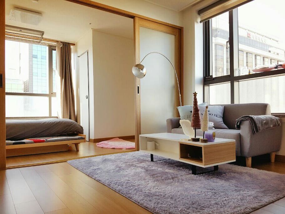The view of entire place "Modern House" (1) 모던하우스 전체뷰! 주방에서 거실과 침실을 바라보는