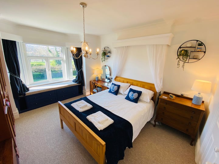 Slaapkamer 2 (master) met douche en-suite,
Kingsize bed, kledingkast, ladekast, kaptafel en prachtige stoel bij het raam met uitzicht op King George 's Park. 