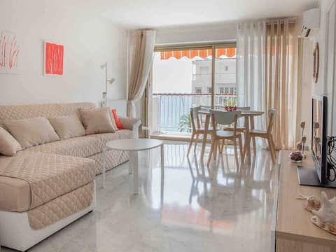 Top Airbnb: Sea view apartment 50 m²/4 Pers/Air conditioning/Parking in Cagnes Sur Mer