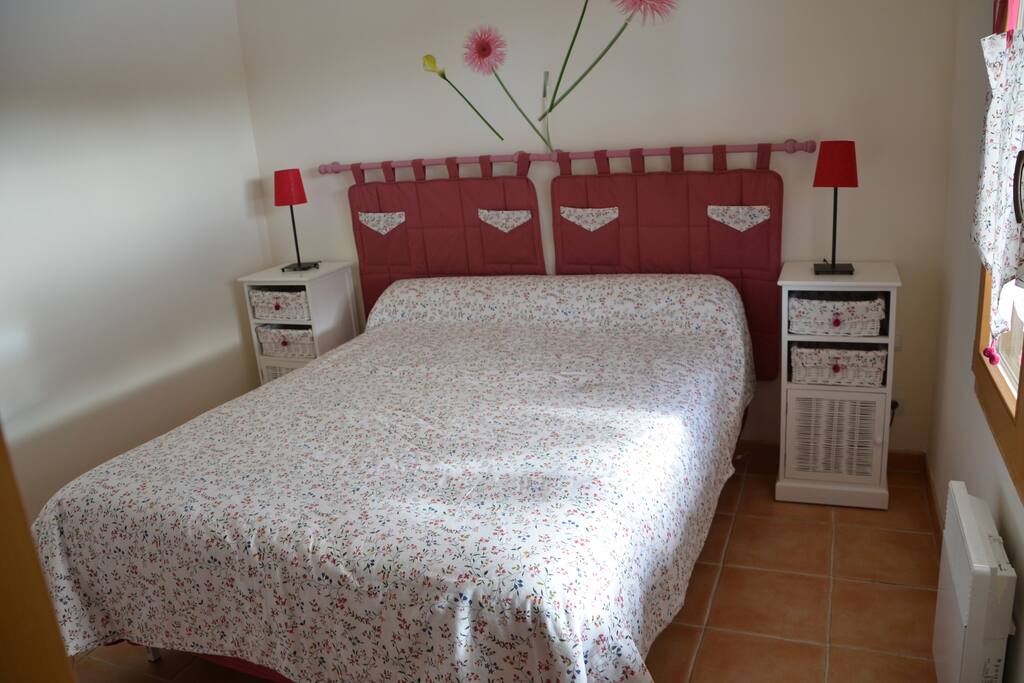 chambre avec lit 140