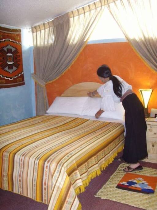 dormitorio con cama de dos plazas, habitación alfombrada