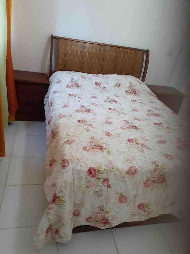 Suite 2 met een tweepersoonsbed.