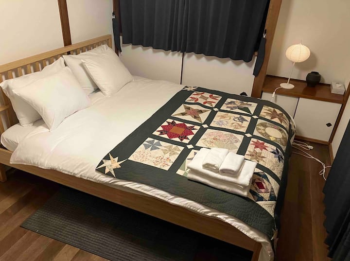 Მეორე სართულის მთავარი საძინებელი დიდი საწოლით. 