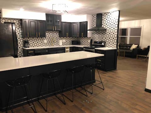 Modern 3 bed, 1 bath Near Stadium/IU campus