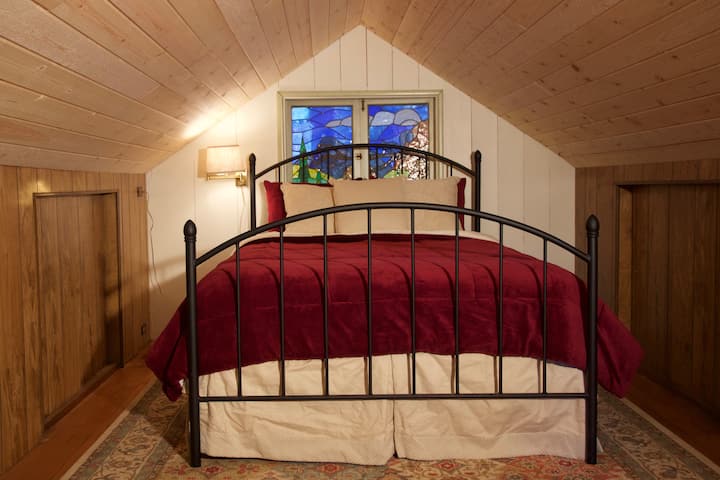 سرير كوين في الطابق العلوي.