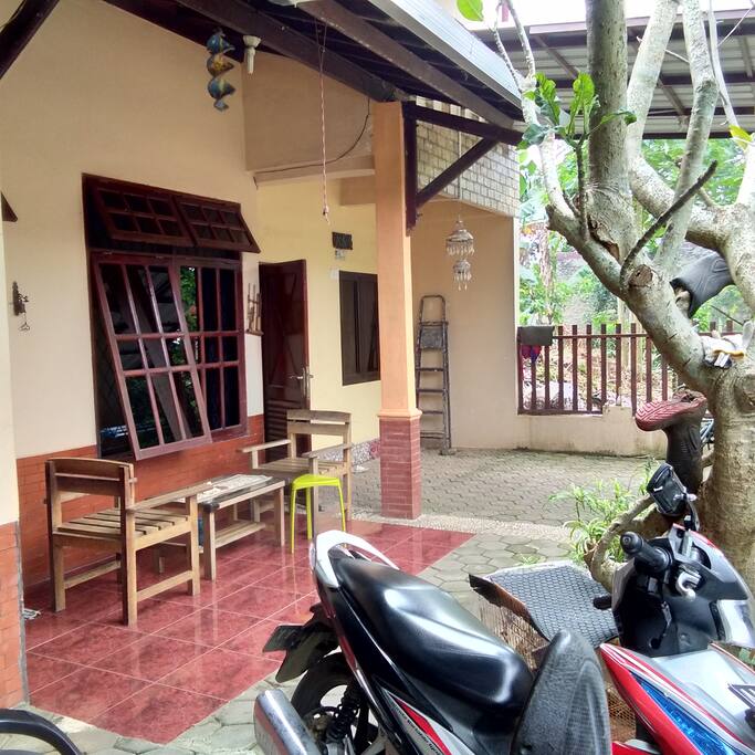 Beranda depan, akses masuk, parkir motor dan mobil serta parkir aman dan luas di luar pagar rumah