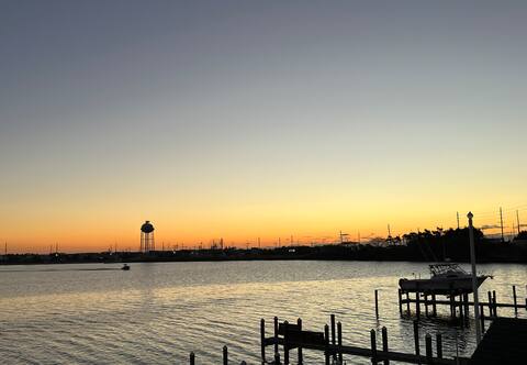 Spacious Seaside Waterfront Retreat w/ Xbox & Wifi