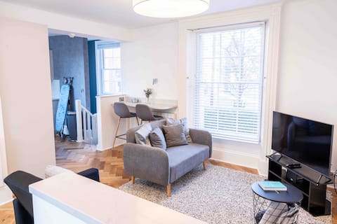 Top Airbnb: Lovely 2 bedroom apartment with parking onsite in Trowse With Newton
