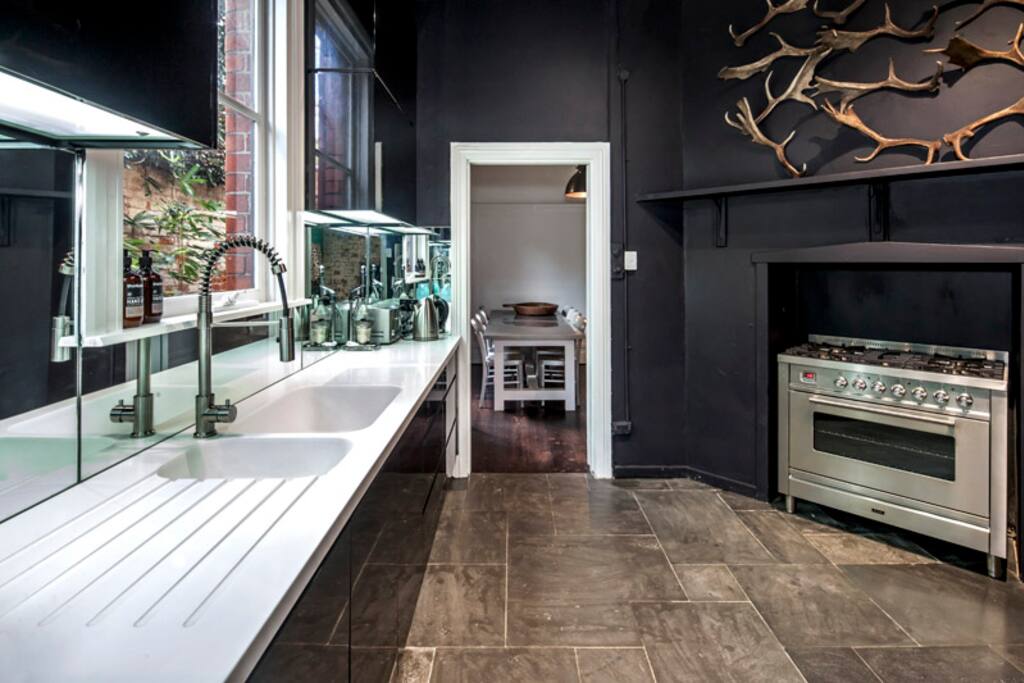 Fully equipped kitchen with gas cooking, coffee machine, dishwasher and more
