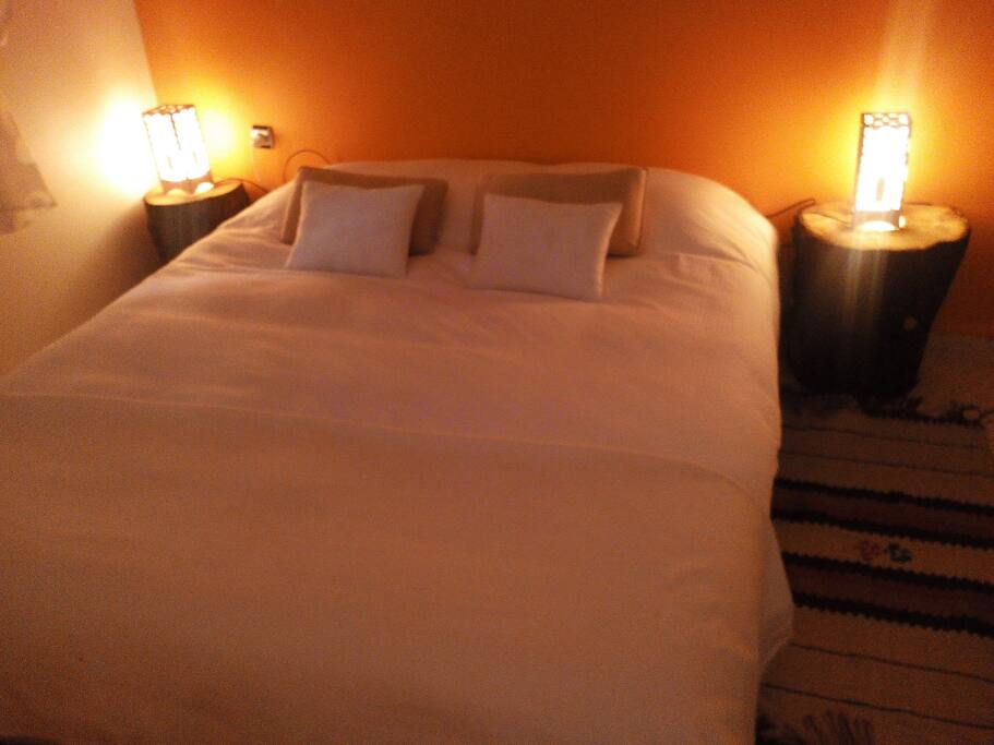 Chambre double à un grand lit