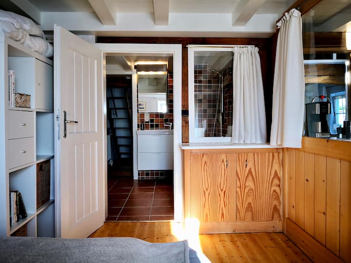 Vista desde el pequeño dormitorio de arriba hasta el pequeño baño 