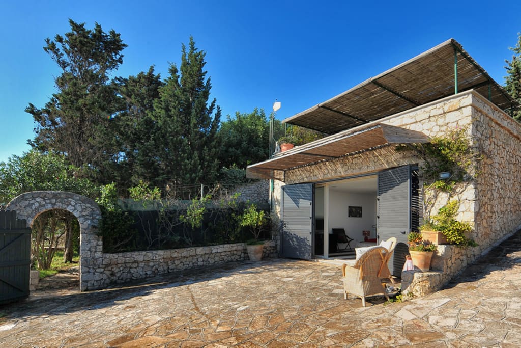 solarium antistante in pietra leccese