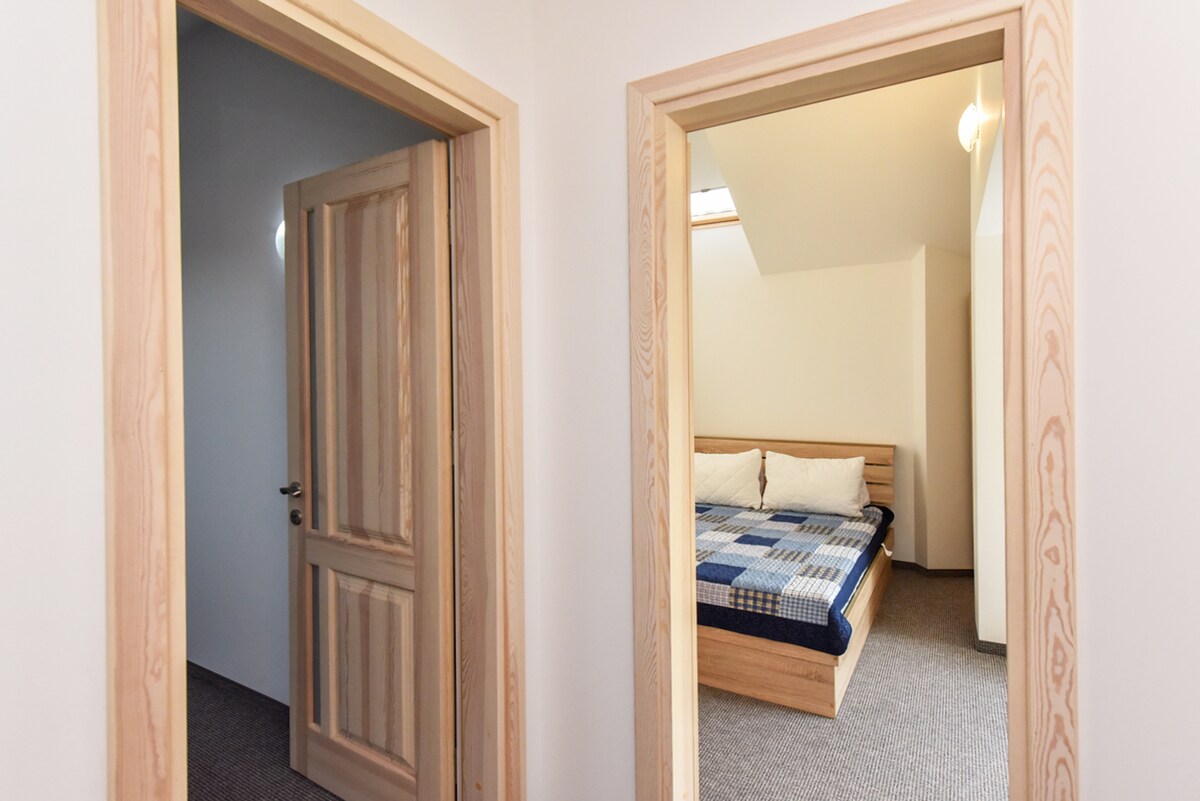 Toegang tot de slaapkamers op de eerste etage van het huisje