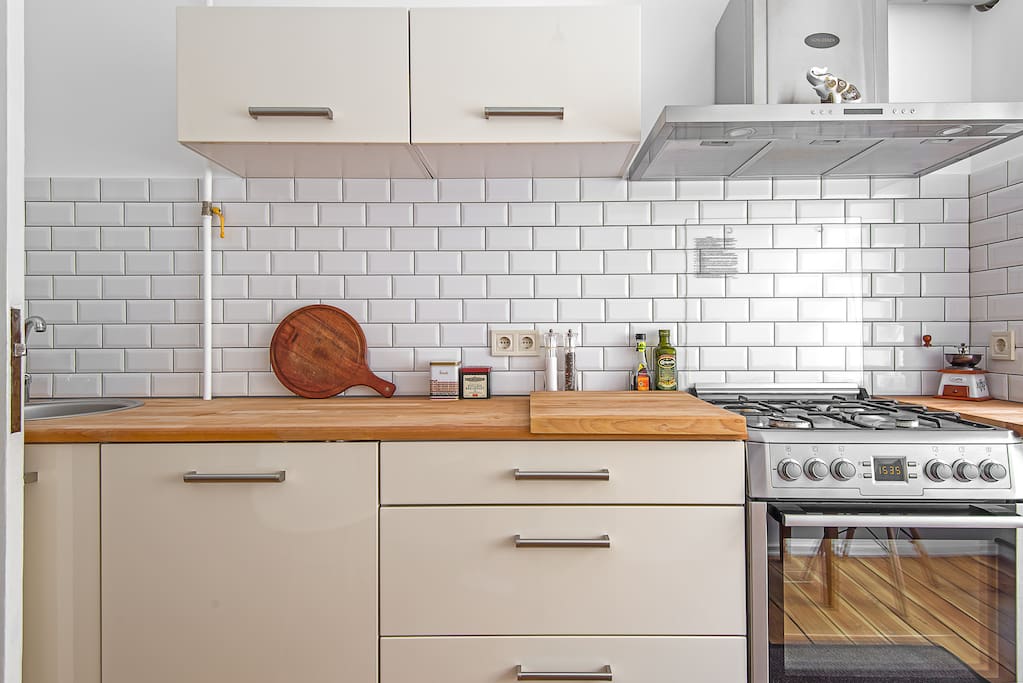 Kitchen equipped with all you need (stove, oven, dishwasher, fridge)